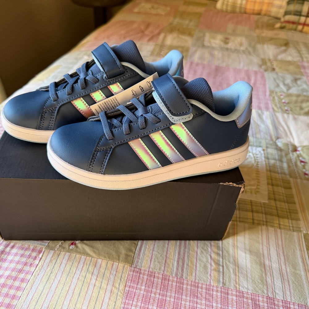 Adidas Kids Grand Court 2.0 Iridescent Blue Sneakers Size 1.‎ NEW